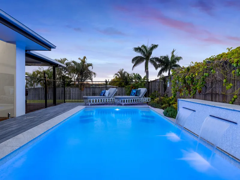 SPACIOUS 5 BEDROOM METRICON HOME WITH POOL + SHED!
