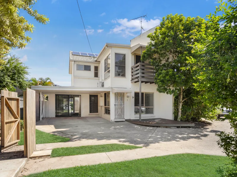 CHARMING DUPLEX IN AMAZING LOCATION!