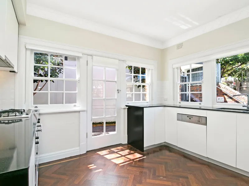 Oversized apartment on Manly Scenic walkway