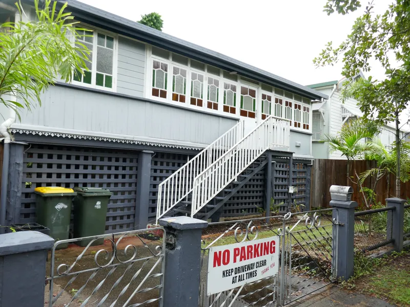 LARGE FAMILY QUEENSLANDER HOME