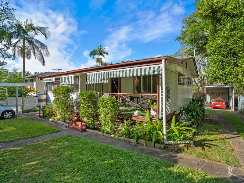 Country Charm Cottage on Spacious 809m2 Block