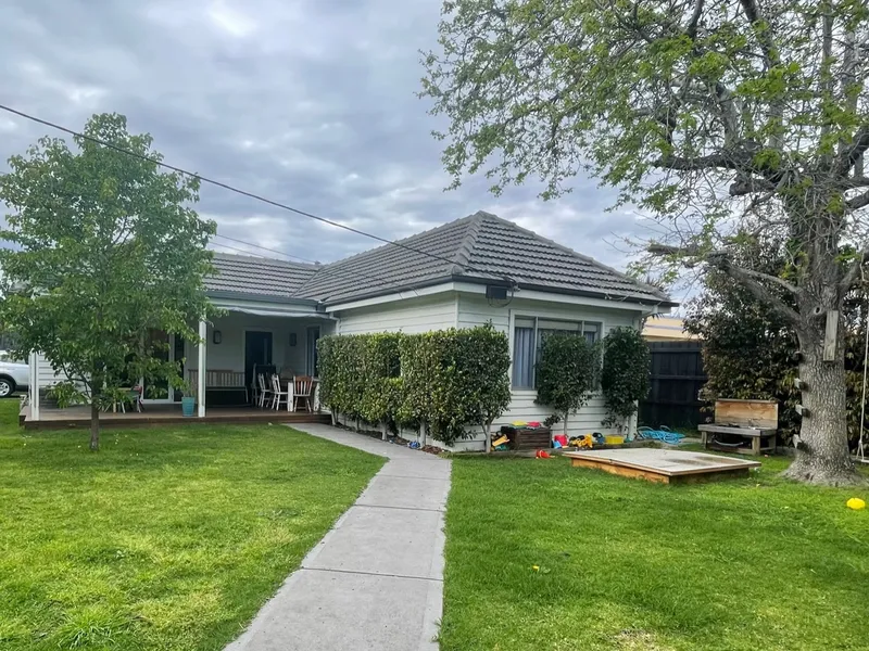 Delightful Family Home in sought after school zone !