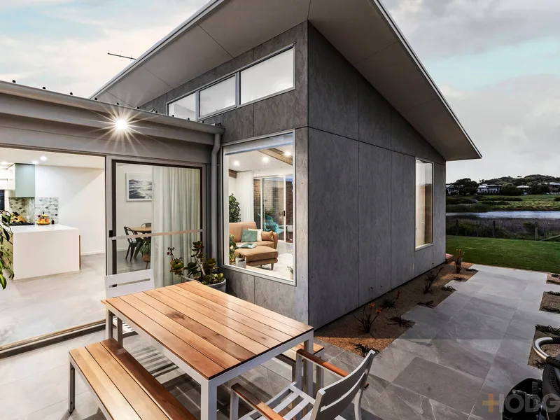 Spectacular Living On The Waters Edge