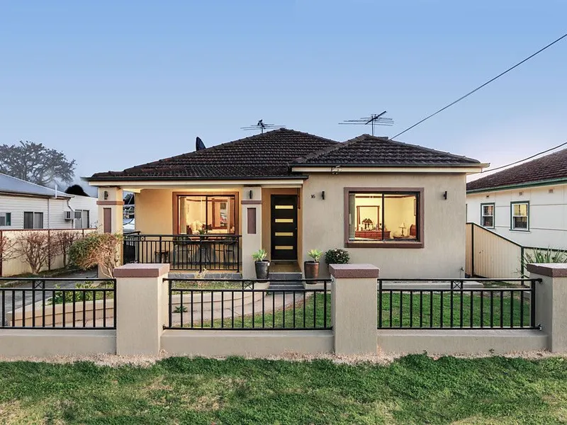 SPACIOUS & BRIGHT FAMILY HOME IN PRIME LOCATION