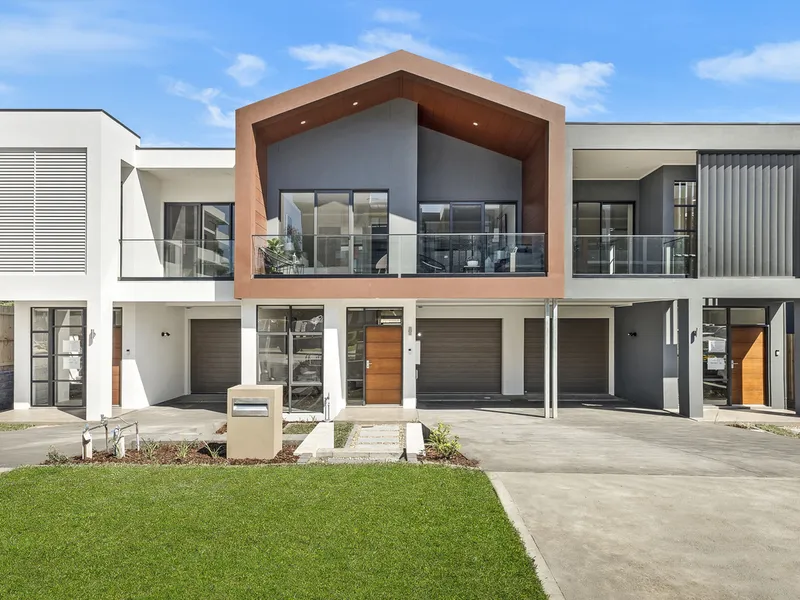 CHIC TOWNHOUSE | WALK TO SHOPPING CENTRE & BUS SERVICES!