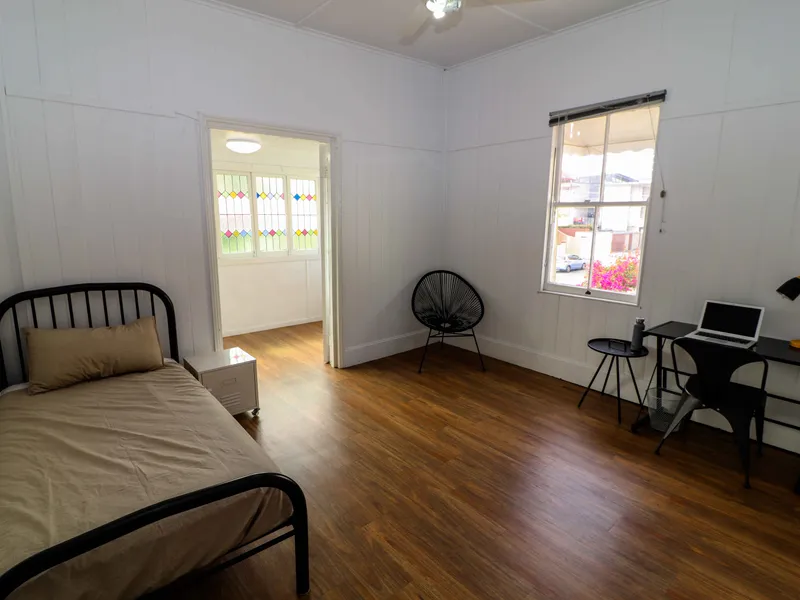 Fully Furnished Room w/ bills included- Suitable for both Students & Young Professionals