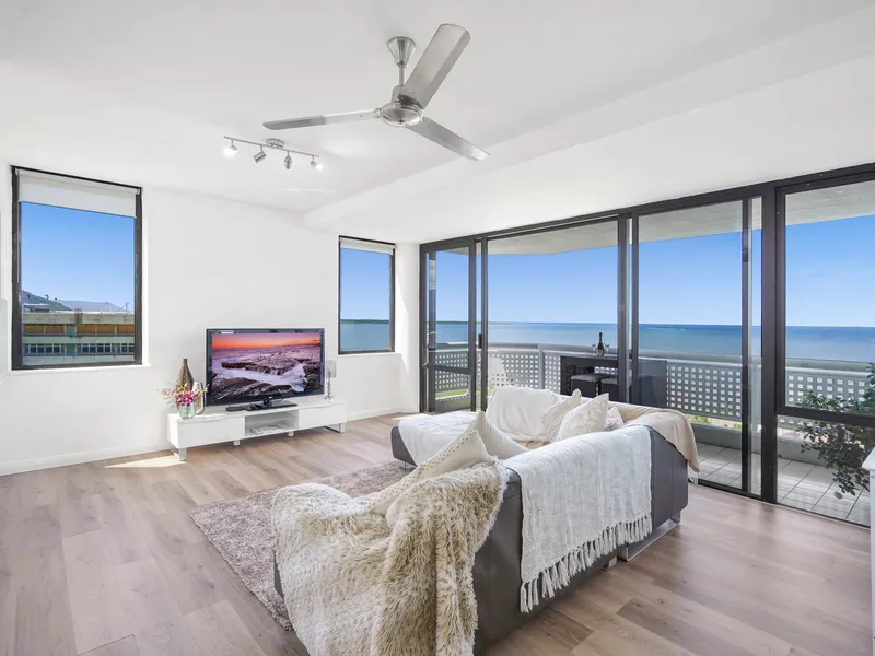 Premiere 11th floor apartment with 270 degree views