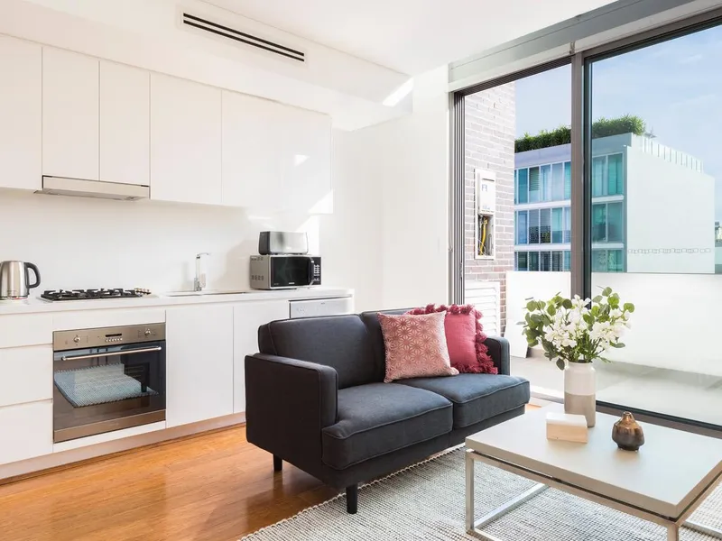 Modern & Light Moments to Uni, CBD and Newtown