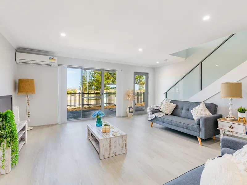 SPLENDID WATERFRONT LIFESTYLE