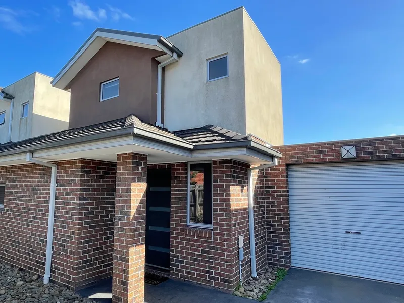 Prime Position, 2 Bedroom Townhouse!