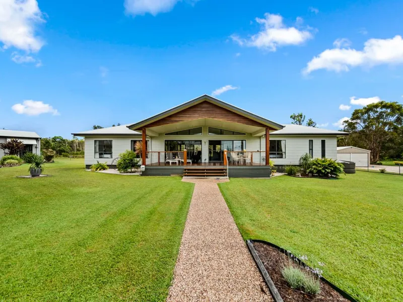 A rare 2443m culdesac block only a mins walk from the CooloolaCove Shopping Centre