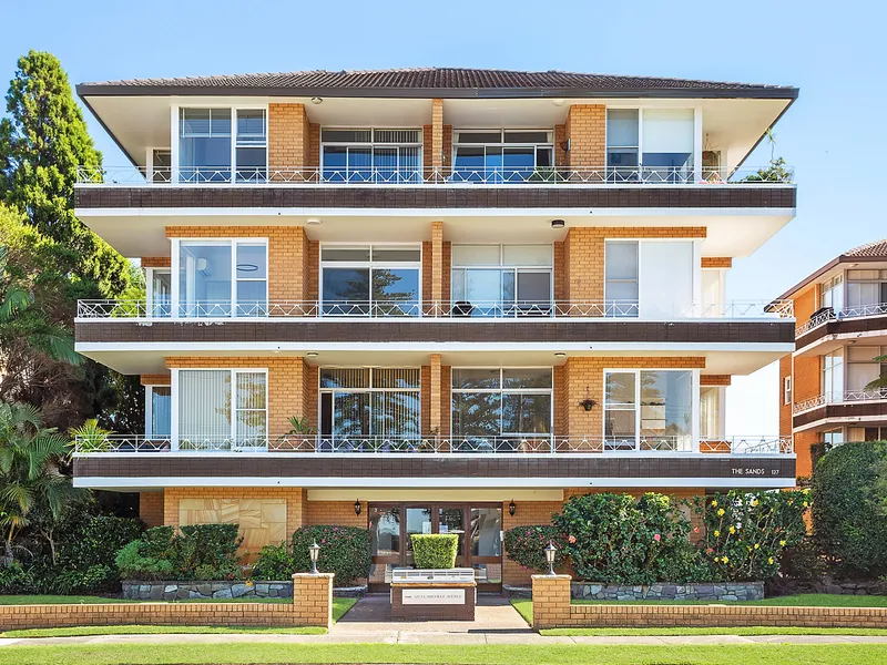 Enviable lifestyle opportunity in waterside locale