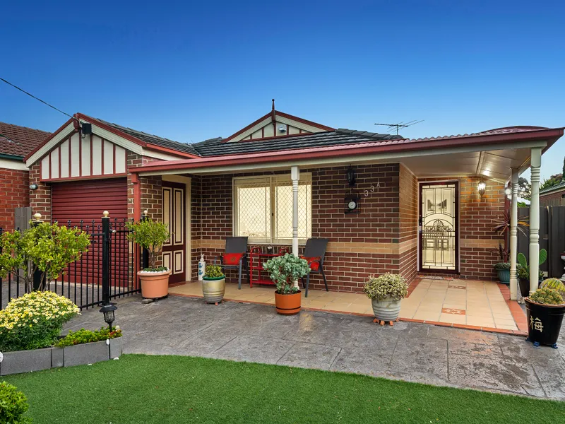 SUPERB SINGLE-LEVEL SIZE, SECONDS TO PARKLANDS