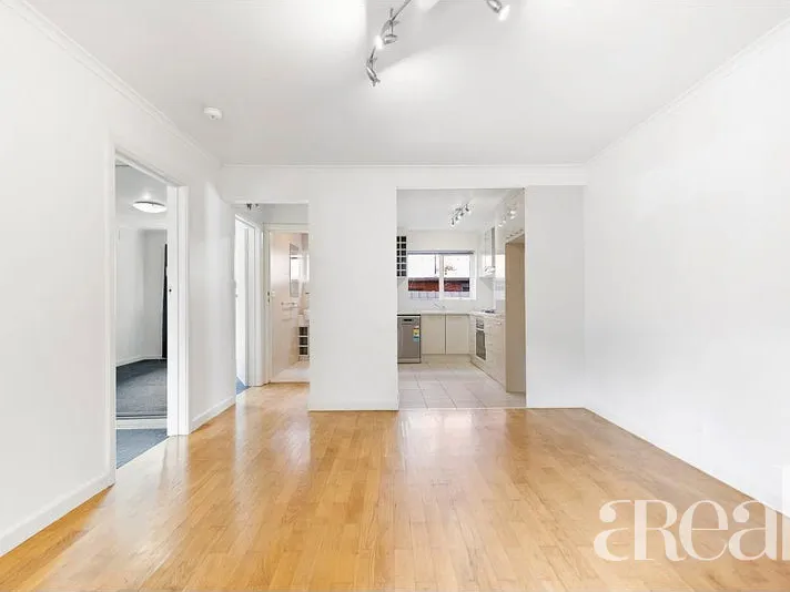 Generous 2 bedroom in the Heart of St Kilda