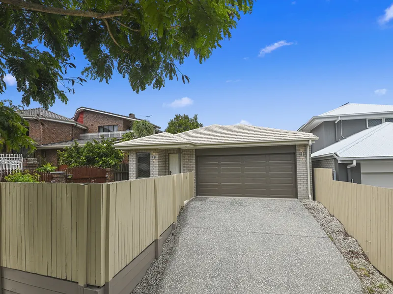 Sparkling Near New Lowset in Blue Chip Location