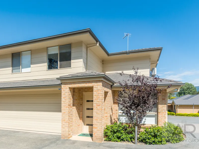 Over-sized townhouse in a well maintained complex