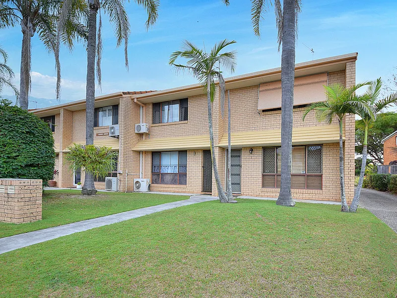 SPACIOUS UNIT IN MERMAID WATERS