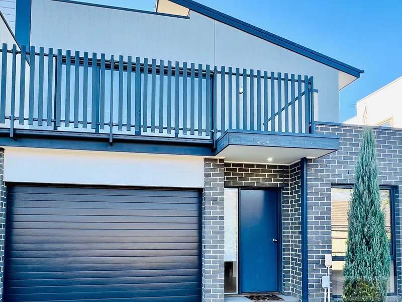Elegant Contemporary Townhouse in Premier Ringwood Location