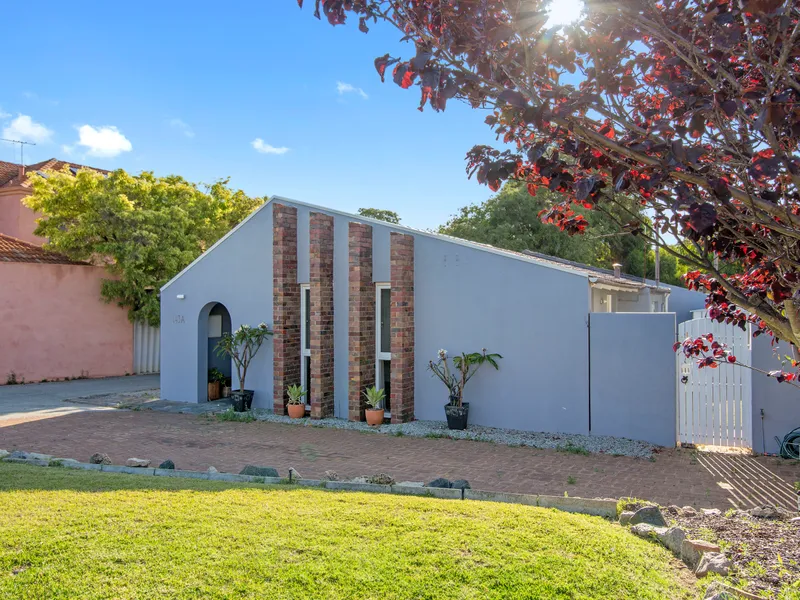 CUTE & PETITE IN PRIME LOCATION - LAWN MOWING INCLUDED