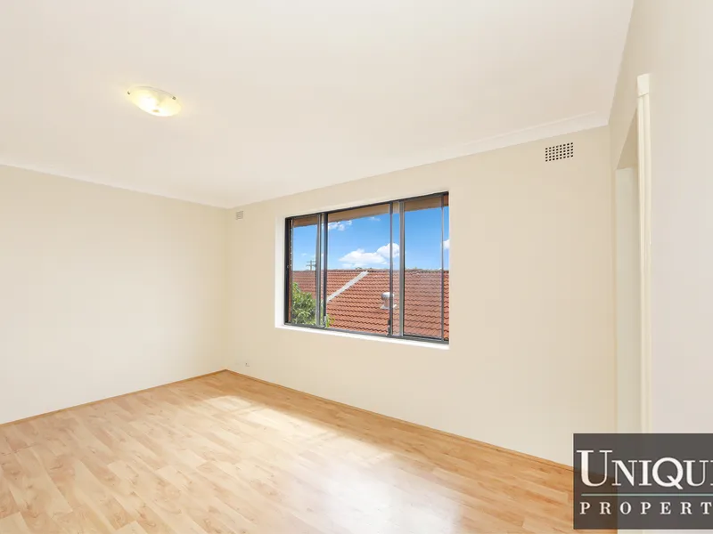 ****2 WEEKS FREE RENT****Top Floor with District Views