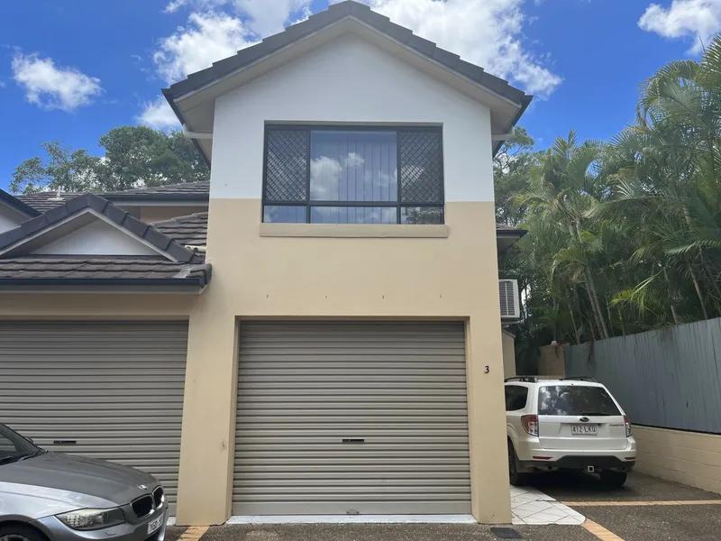 Furnished Townhouse in Taringa - Plenty of Space and Style