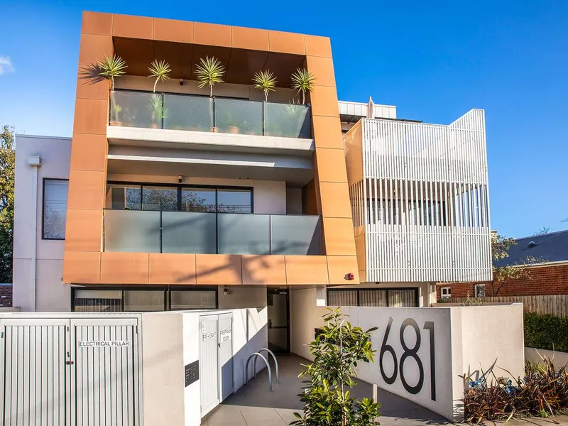 MODERN APARTMENT NEAR CAULFIELD PARK