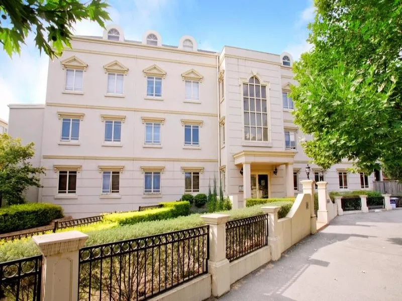 Spacious 3-Bedroom Apartment in the Heart of Kensington