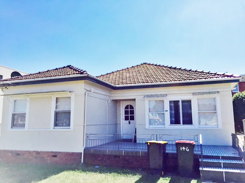 FURNISHED ROOM --- In  boarding house to be shared