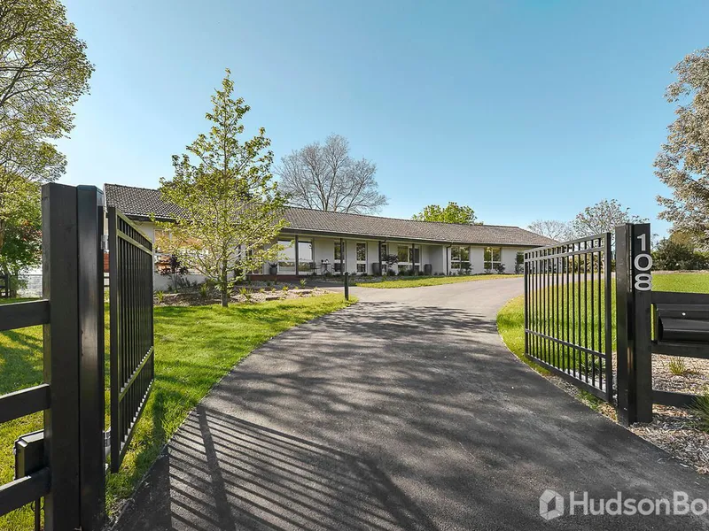 Spectacular Living on Low Maintenance Acre 