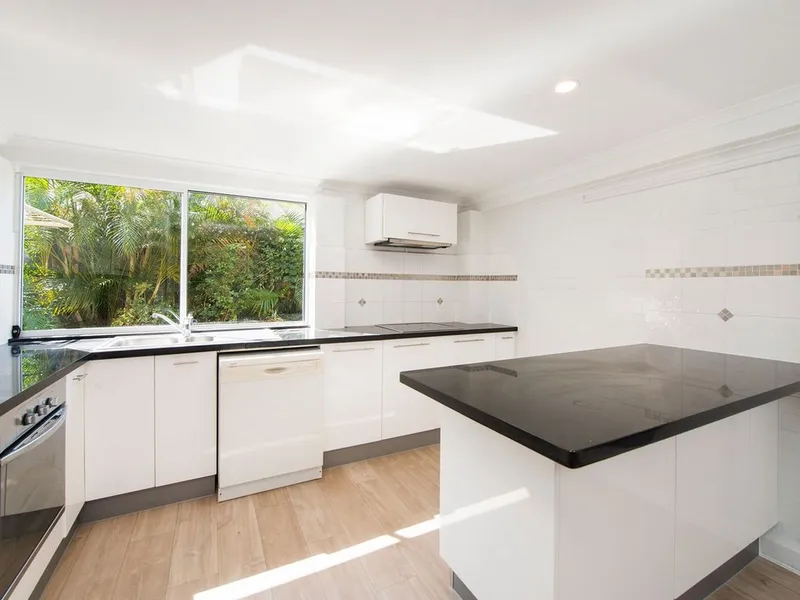 COASTAL 2 BEDROOM UNIT -240m to the Beach!