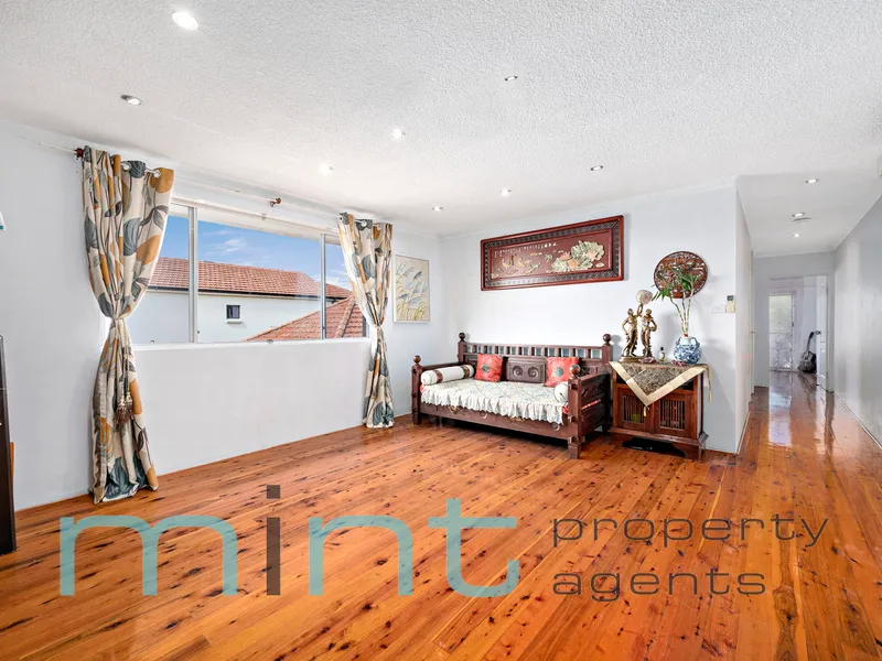 Top Floor 115m2 Apartment With Lock Up Garage 