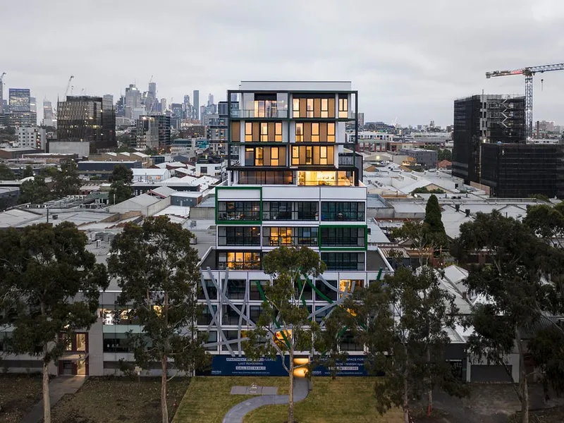 Modern living, fully furnished on the city's edge