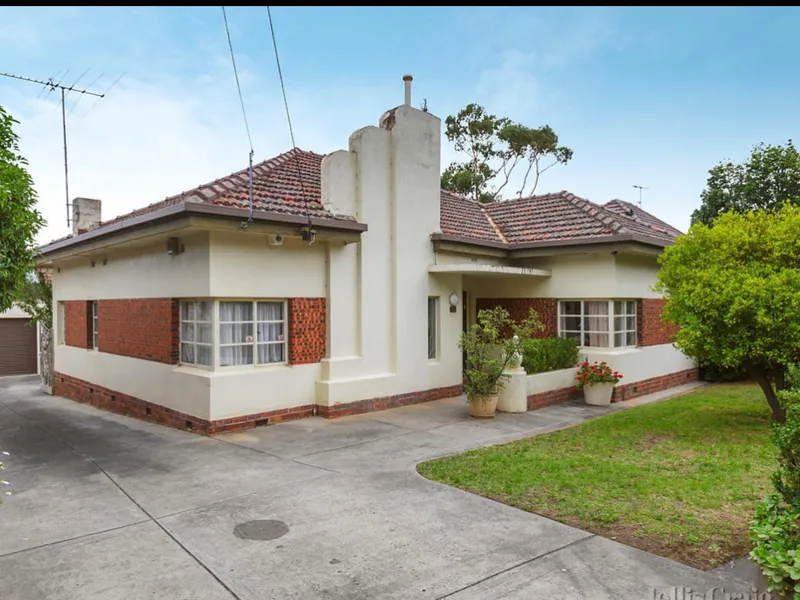 Rare opportunity to lock a 647SQM land with 4 bedrooms 2 bathrooms 4 car parks house with unlimited potential of rebuild at your choices. 