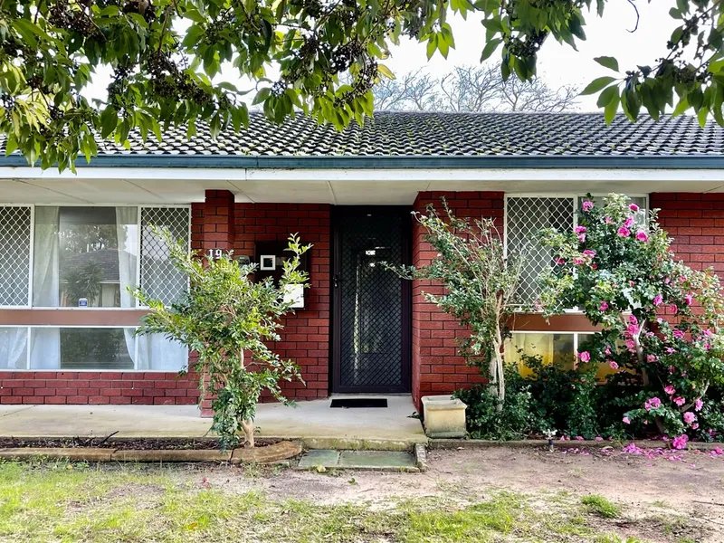 PRESENTING AN IMMACULATE FAMILY HOME IN GREAT LOCATION