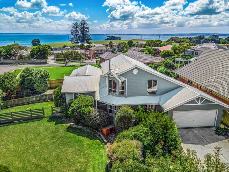 BIG FAMILY HOME WITH WESTERN PORT BAY VIEWS!