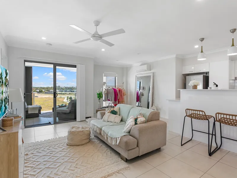 TOP FLOOR STUNNING APARTMENT! 