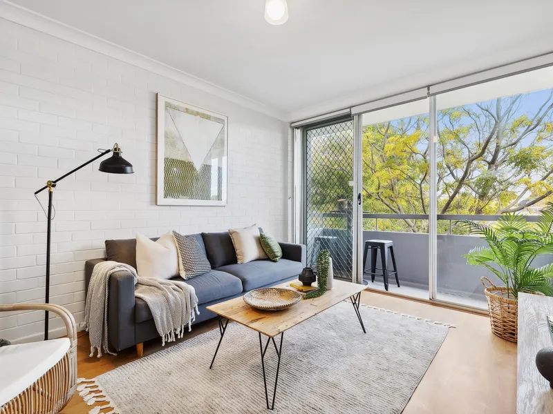 Treetop Vistas in an Unbeatable Location