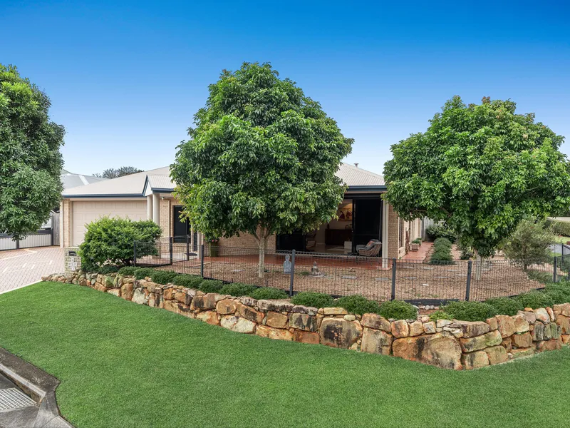 SPRAWLING FAMILY RESIDENCE IN THE HEART OF WELLINGTON POINT!