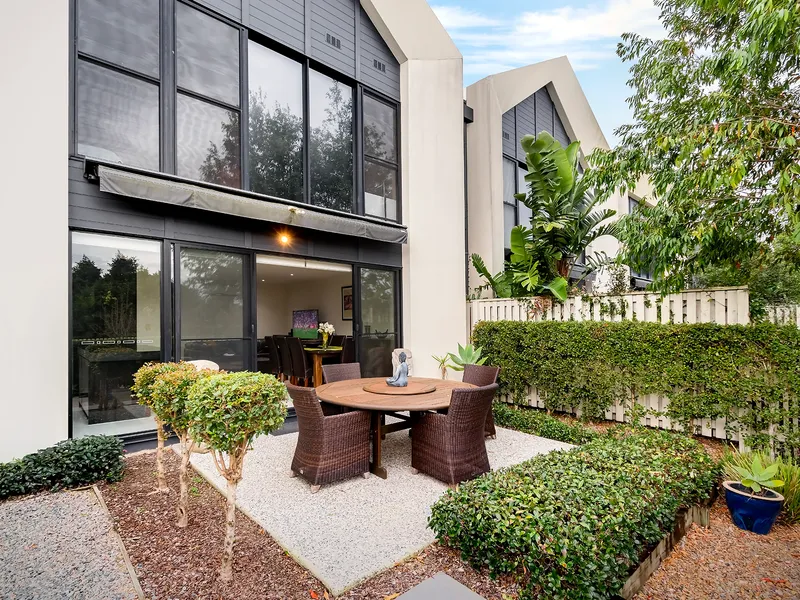 Stunning townhouse on the Glades Golf Course - MUST BE SOLD