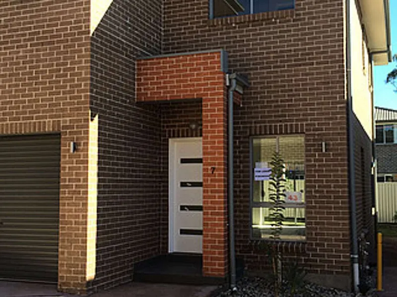 4 Bedroom Modern Townhouse For Lease!