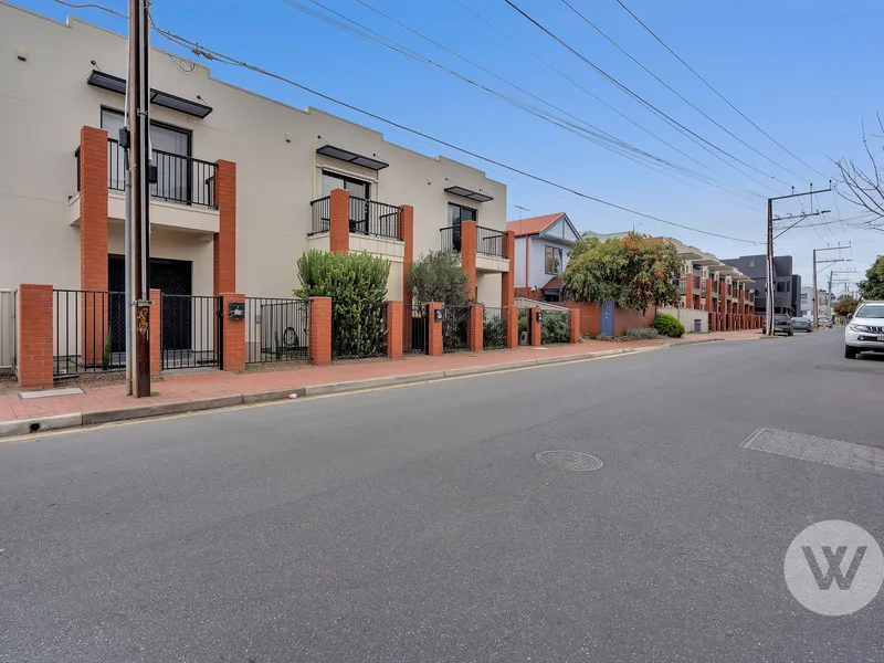 Spacious & Modern Low Maintenance Townhouse