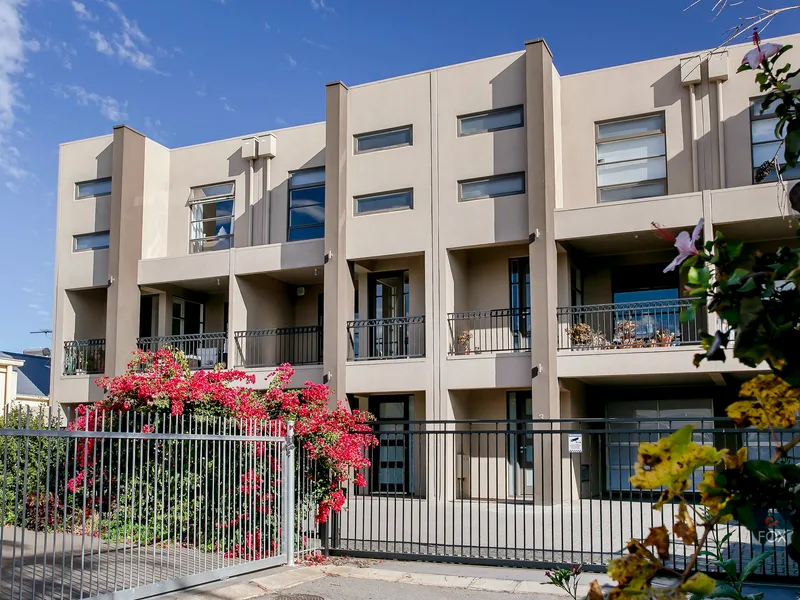 MODERN 3 BEDROOM TOWNHOUSE!