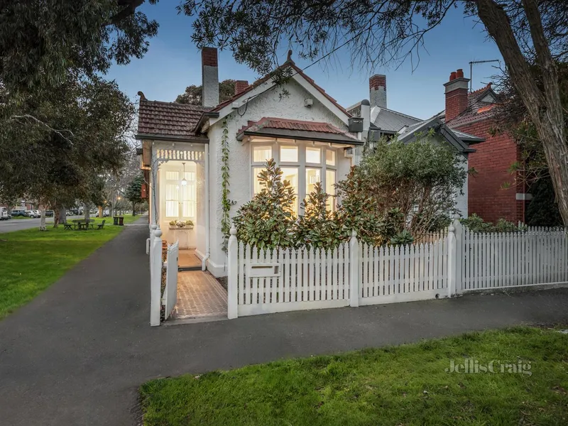 Graceful Edwardian on beachside corner