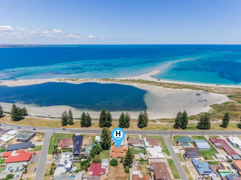 Grandeur in Safety Bay only metres to beach