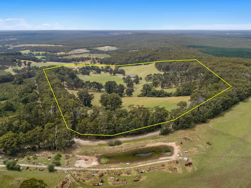 Acres & Views with Duel living. 