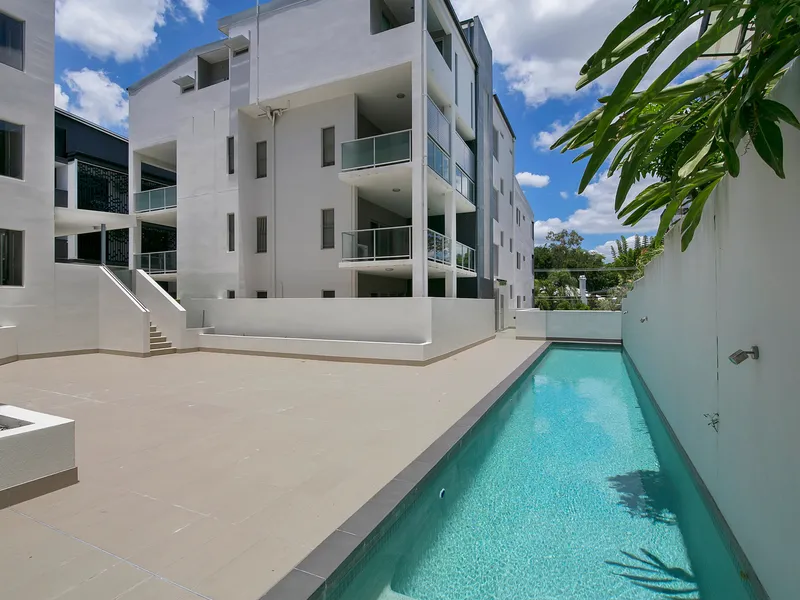 FIRST WEEKS RENT IS FREE!! Stylish, Modern Apartment, Fully Furnished, No water to pay