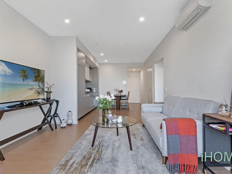 Modern One Bedroom Apartment With Study Area!