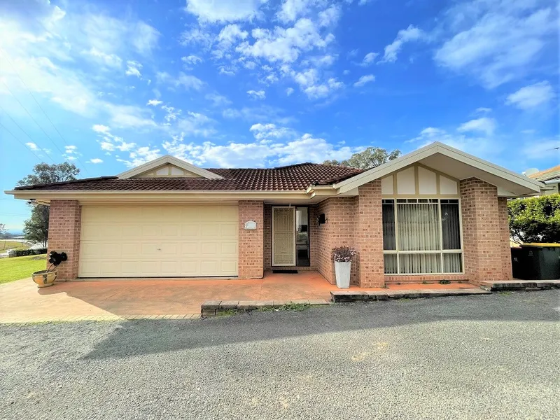 Escape to the Country! Acreage living with Solar!