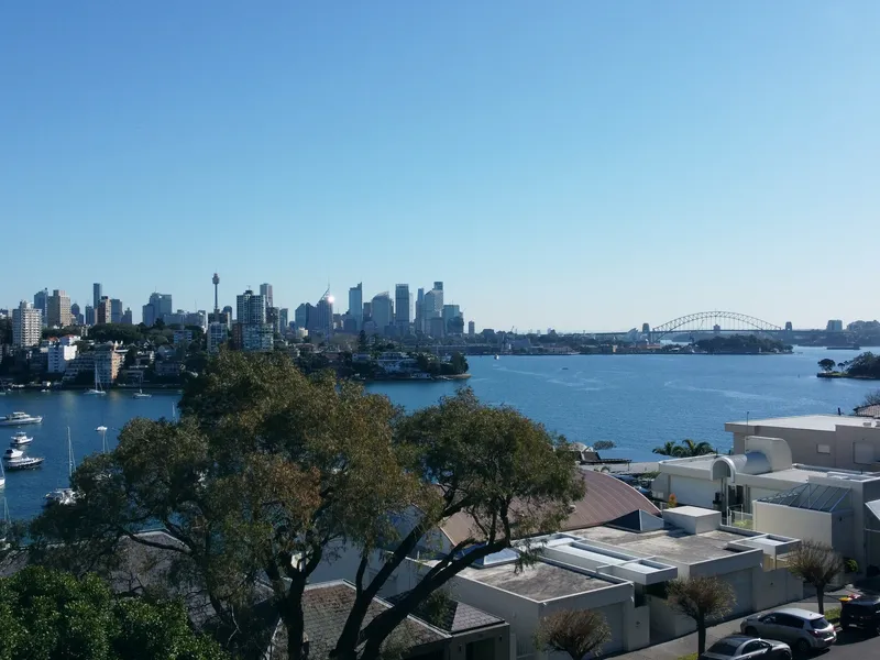 403sqm whole-floor format, views over Sydney's iconic harbour set off this spectacular apartment.
