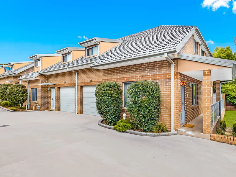 STREET-FACING TOWNHOUSE!